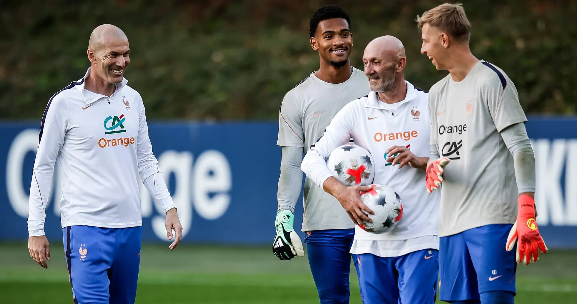 Entrenador y jugadores durante sesión de entrenamiento