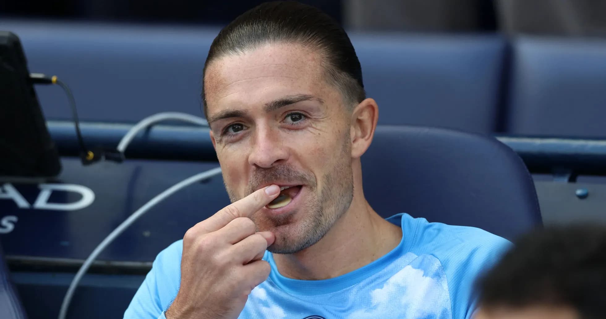 Jugador en el banquillo comiendo durante el partido