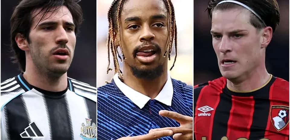 Tres jugadores posando con camisetas de sus equipos