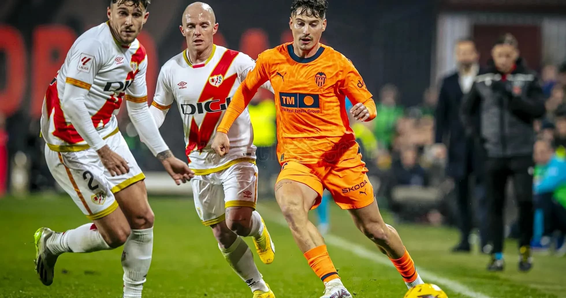 Jugador de Valencia avanzando con el balón