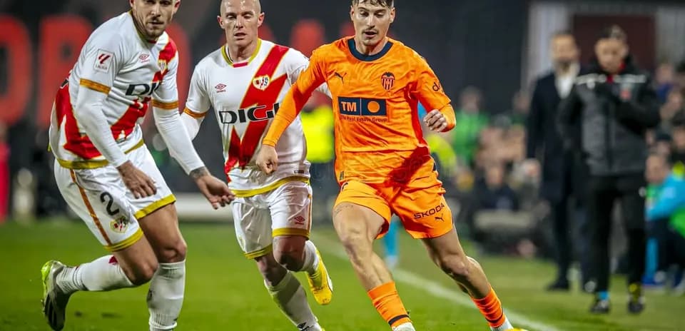 Jugador de Valencia avanzando con el balón