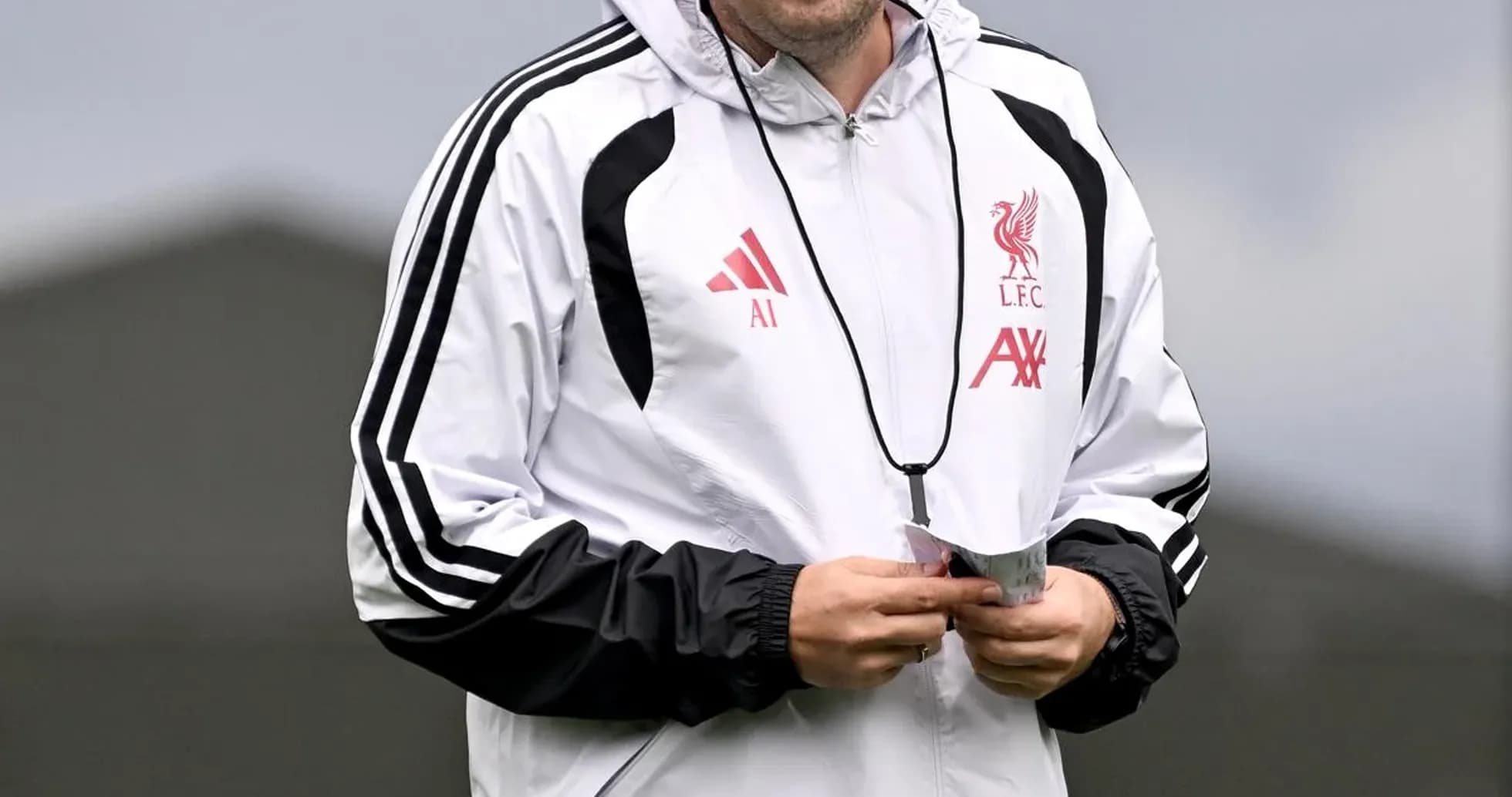 Entrenador de Liverpool sonriendo durante la sesión de entrenamiento
