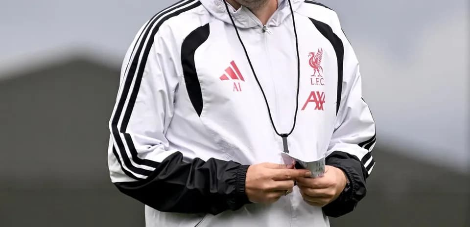 Entrenador de Liverpool sonriendo durante la sesión de entrenamiento