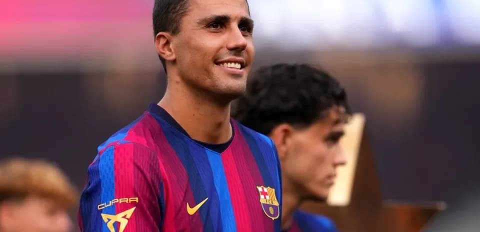 Jugador del FC Barcelona sonriente en el campo