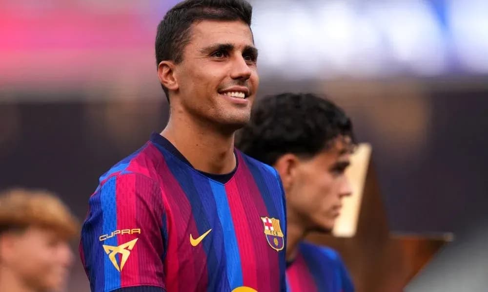 Jugador del FC Barcelona sonriente en el campo