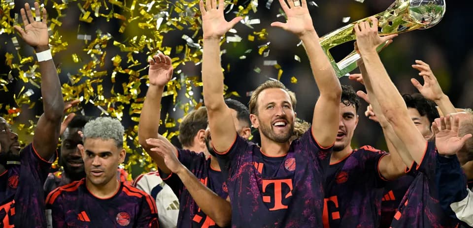 Jugadores de Bayern Múnich celebrando con trofeo y confeti