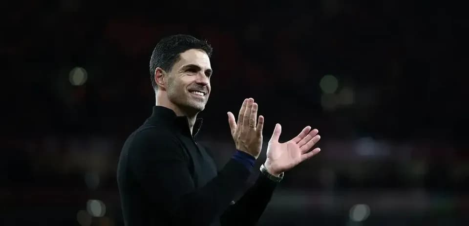 Entrenador aplaudiendo durante un partido
