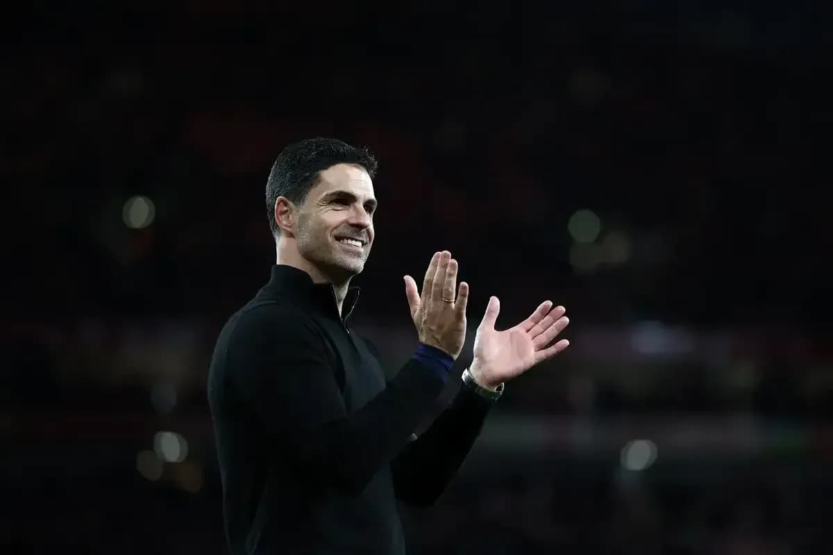 Entrenador aplaudiendo durante un partido