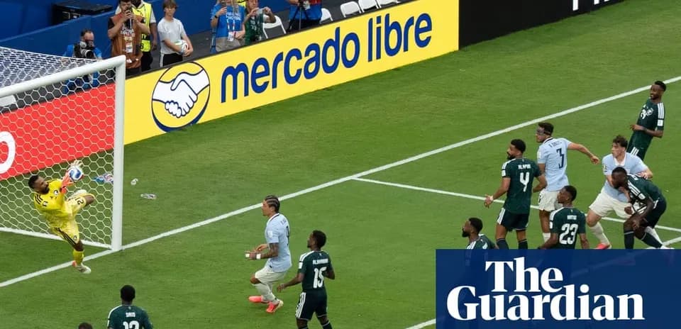 Portero deteniendo un tiro durante el partido