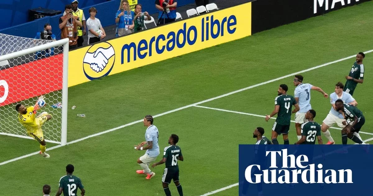Portero deteniendo un tiro durante el partido