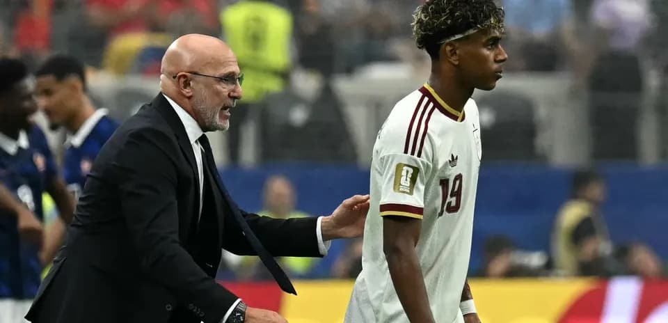 Entrenador hablando con jugador en el partido