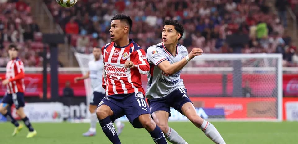 Jugadores de Chivas y Cruz Azul disputando el balón
