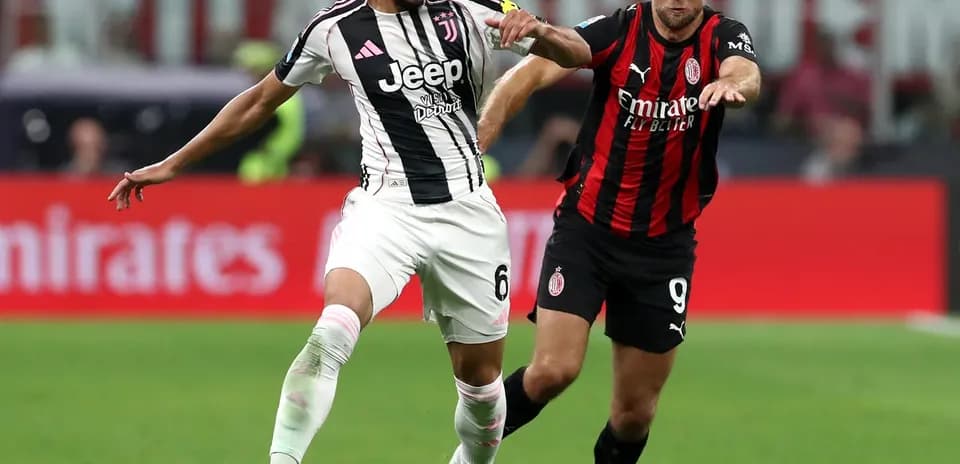 Jugador de Juventus y AC Milan luchando por el balón