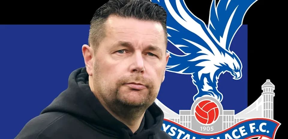Entrenador de Crystal Palace con logo de equipo