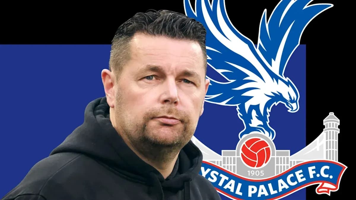 Entrenador de Crystal Palace con logo de equipo