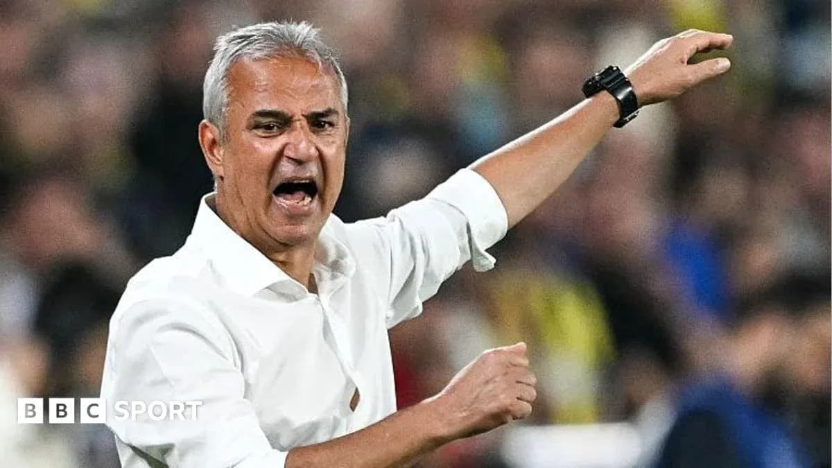 Entrenador dirigiendo a su equipo durante el partido
