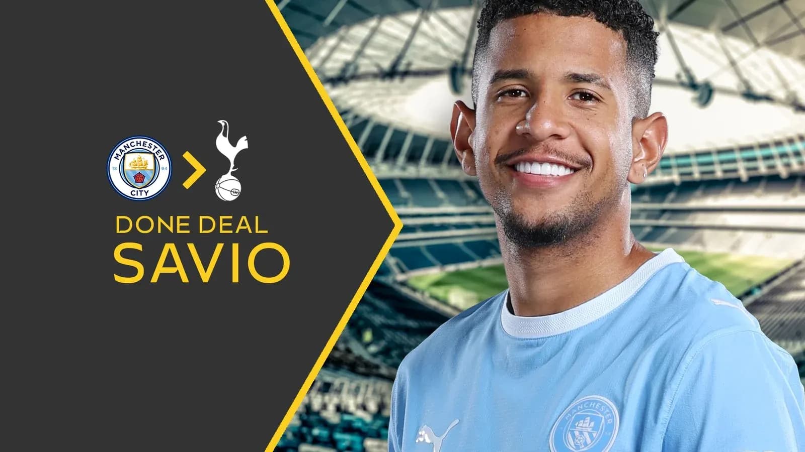 Savio sonriente con camiseta de Manchester City