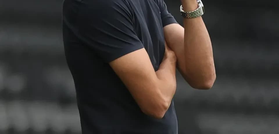 Entrenador observando el partido desde la banda