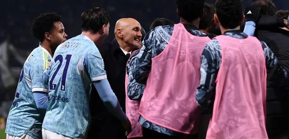 Jugadores de Juventus celebrando con su entrenador