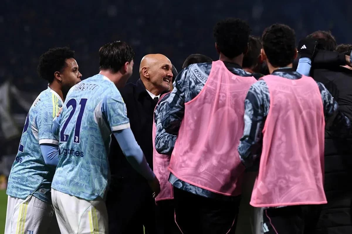 Jugadores de Juventus celebrando con su entrenador