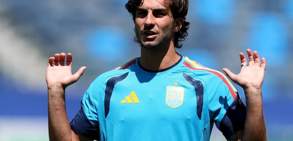 Jugador español entrenando con camiseta azul en campo
