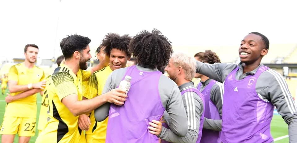 Jugadores de Columbus Crew II celebrando juntos