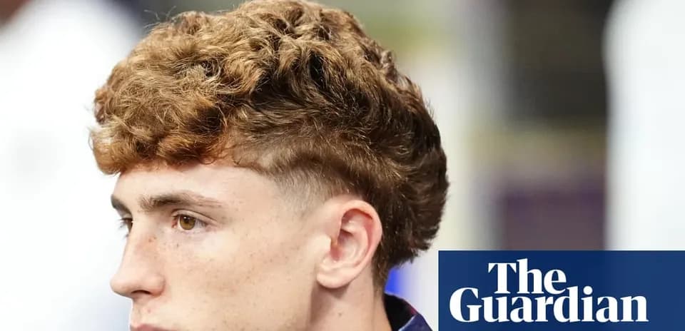 Joven con cabello rizado y peinado moderno