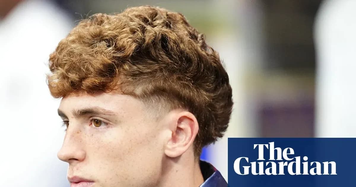 Joven con cabello rizado y peinado moderno