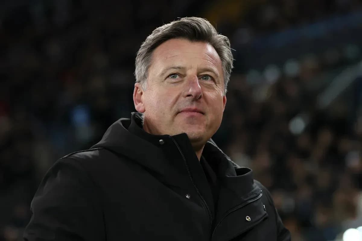 Entrenador observando el partido desde la banda