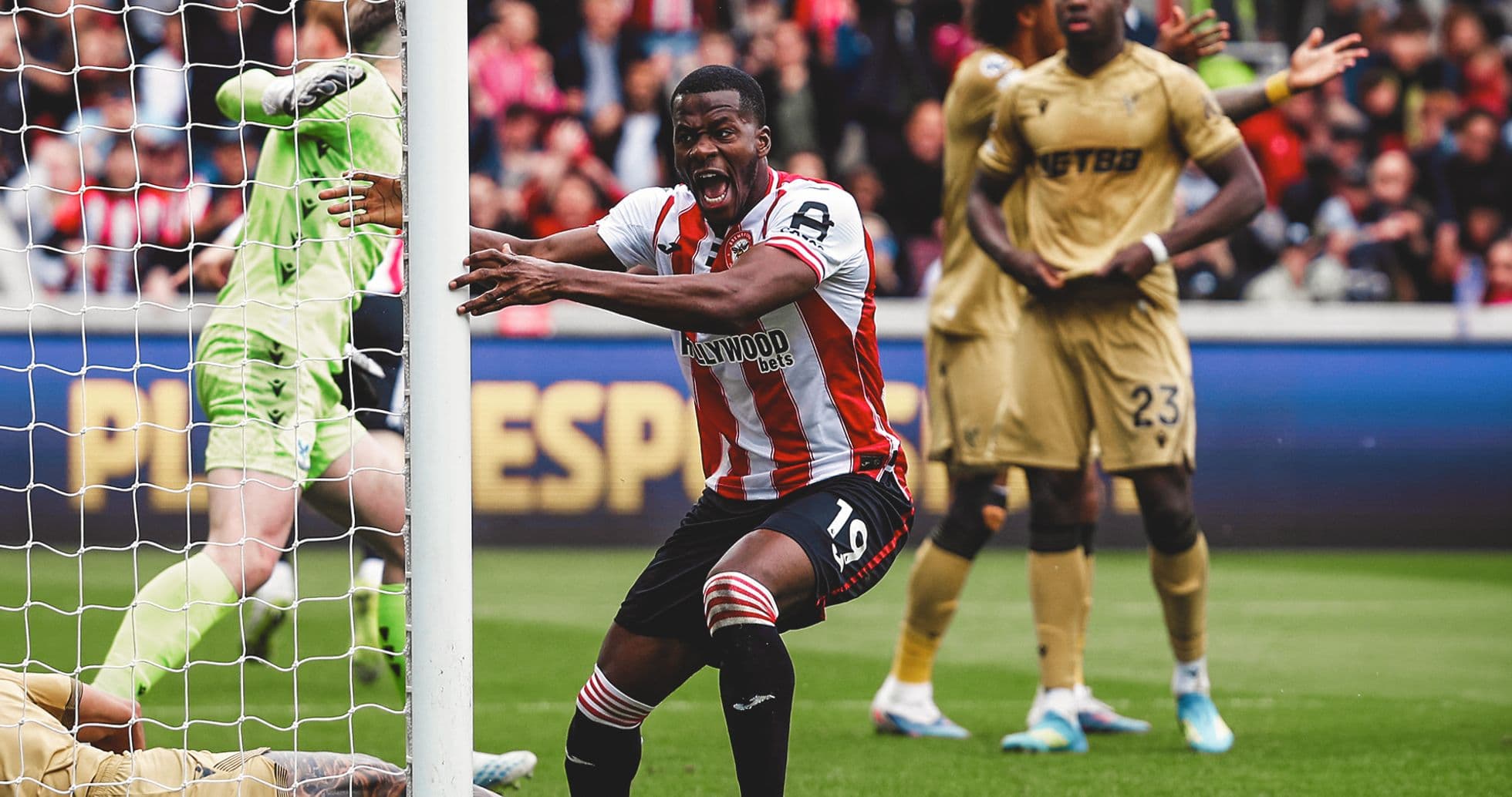 Jugador de Brentford celebra un gol contra Crystal Palace