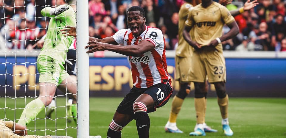Jugador de Brentford celebra un gol contra Crystal Palace