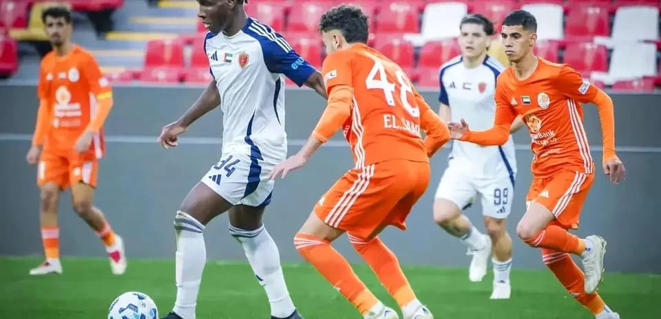 Jugadores de Shabab Al-Ahli y Bani Yas en acción
