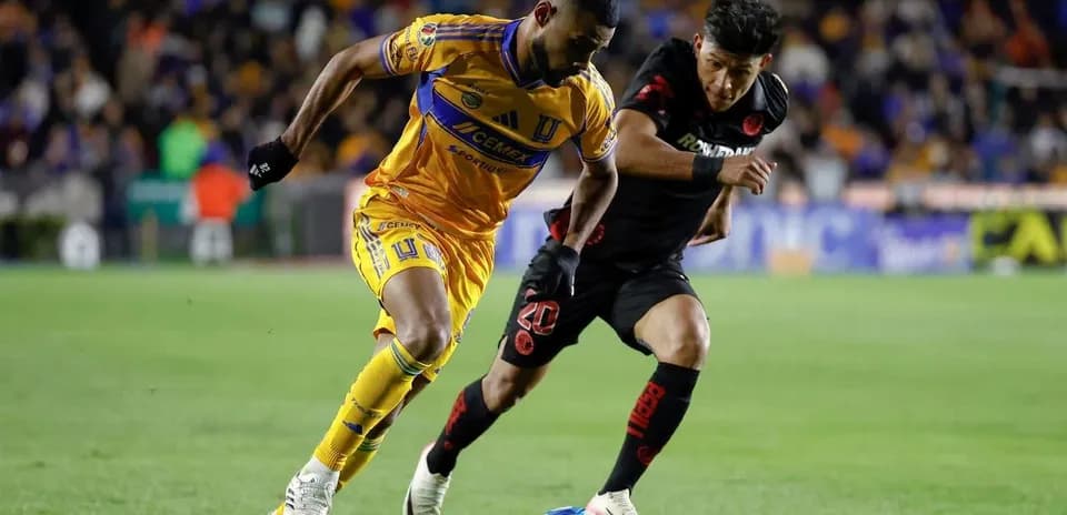 Jugadores de Tigres UANL y Toluca en acción