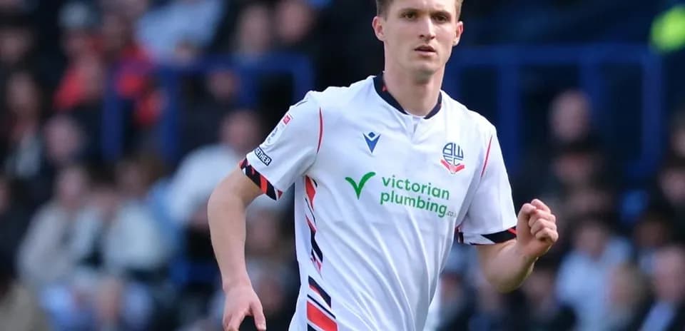 Jugador de Bolton Wanderers en acción durante el partido