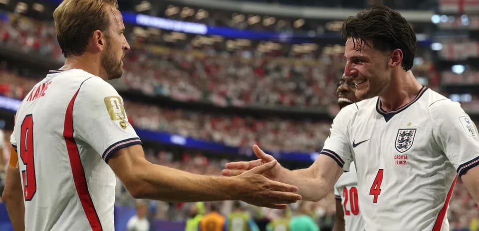 Jugadores de Inglaterra celebrando durante el partido