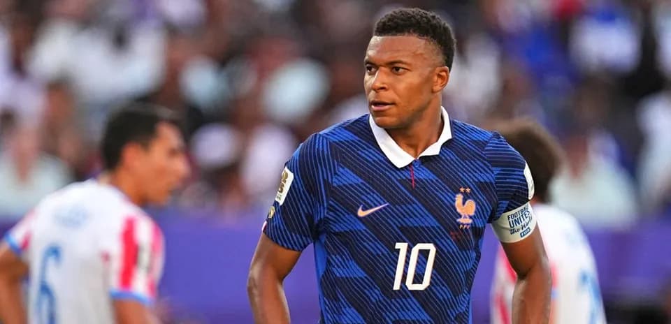 Kylian Mbappé jugando para Francia en el partido
