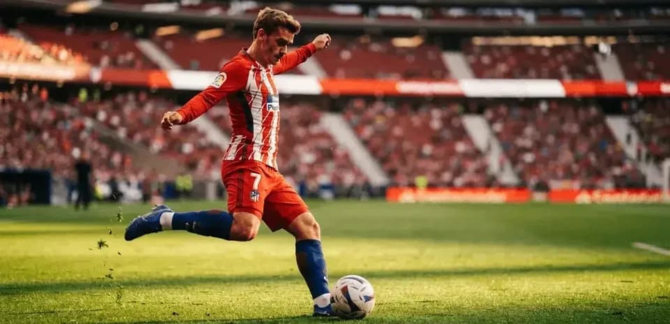Jugador de Atlético de Madrid golpeando el balón en el campo