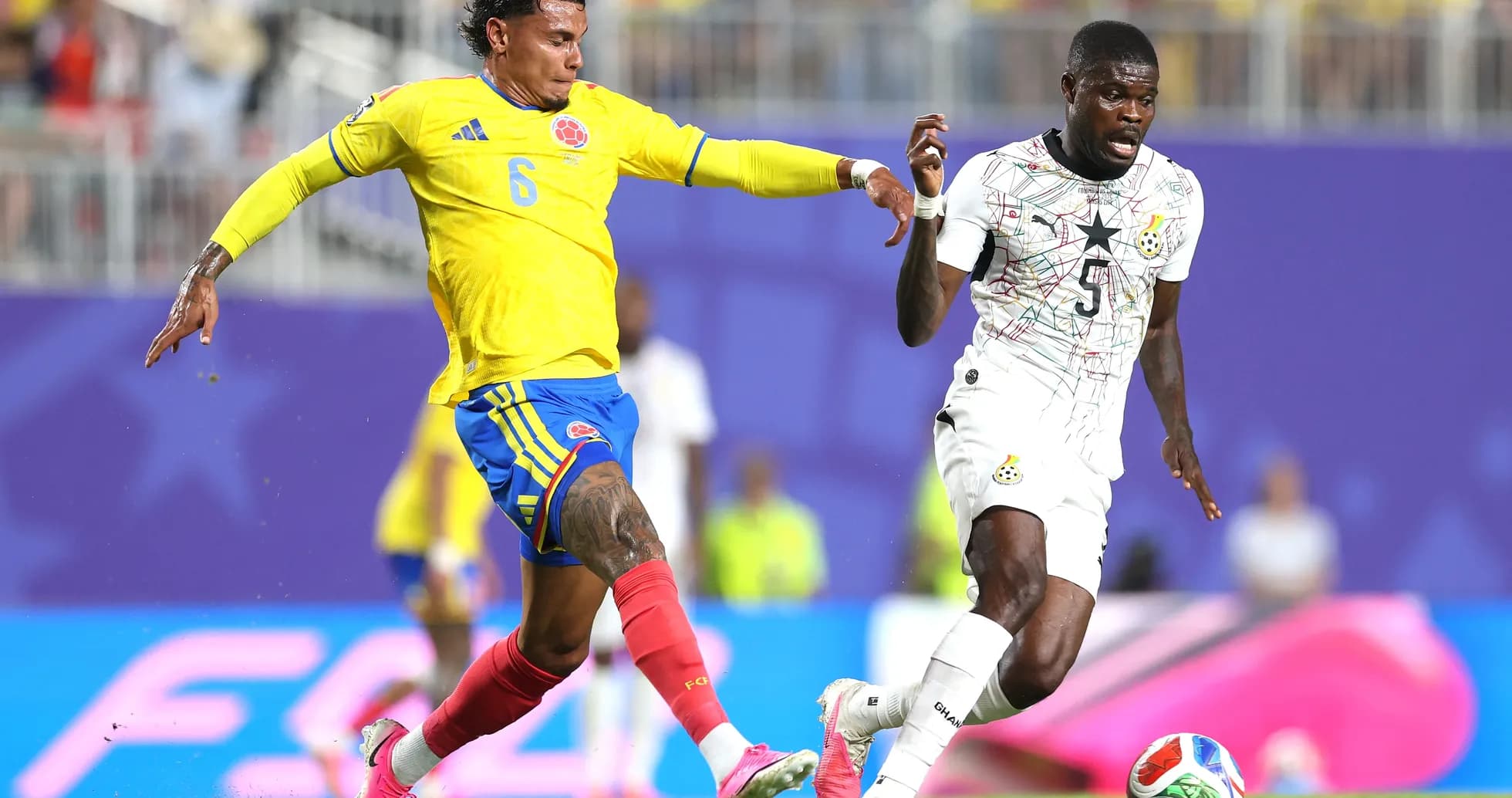Jugador de Colombia compitiendo contra jugador de Ghana