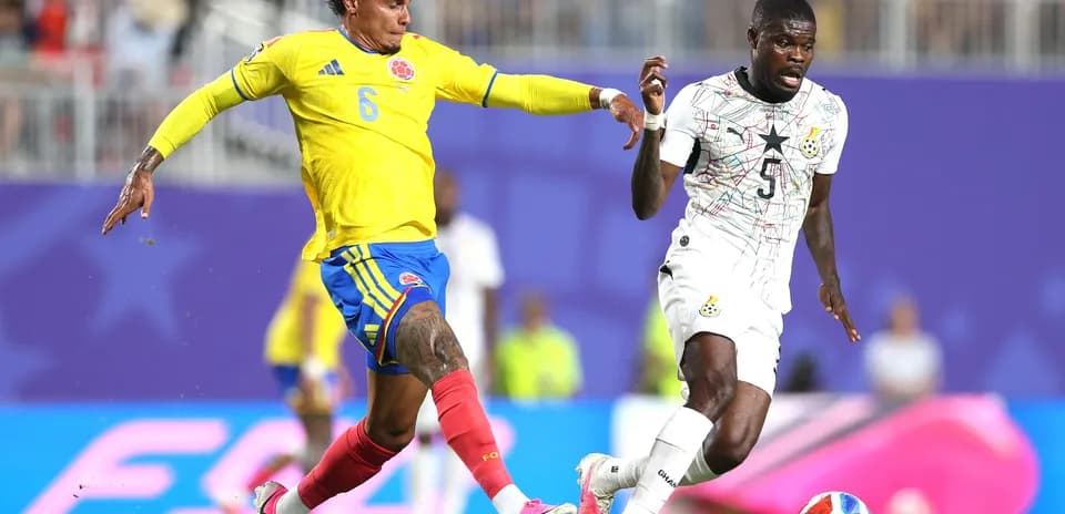 Jugador de Colombia compitiendo contra jugador de Ghana