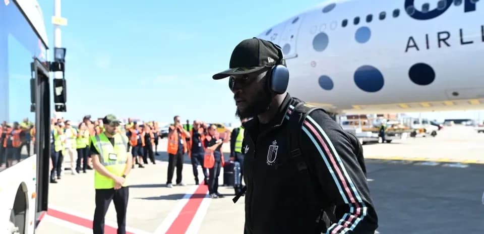 Jugador llegando al aeropuerto junto a avión