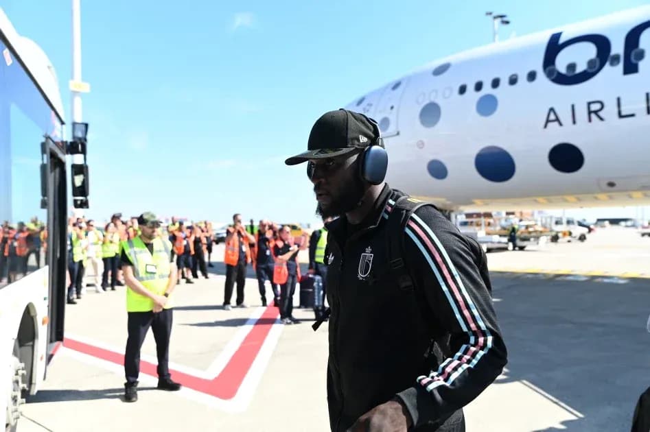 Jugador llegando al aeropuerto junto a avión