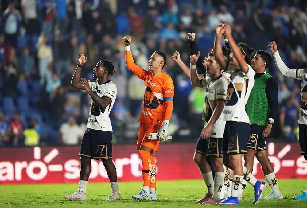 Jugadores de Pumas celebrando tras el partido
