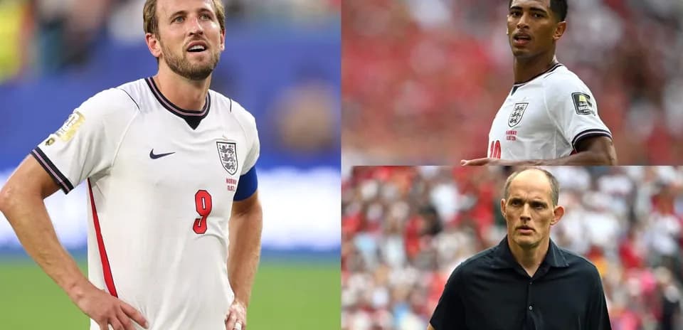Tres jugadores de Inglaterra en un partido de fútbol