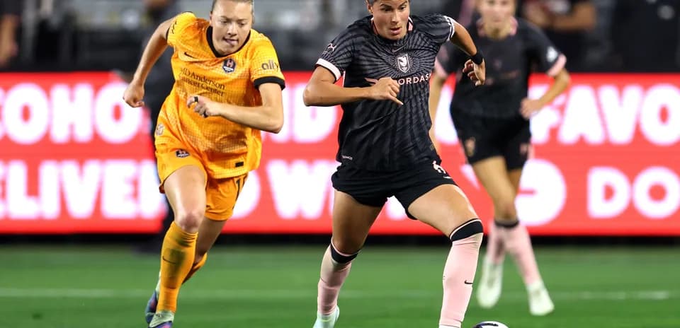 Jugadora de Houston Dash corriendo con el balón