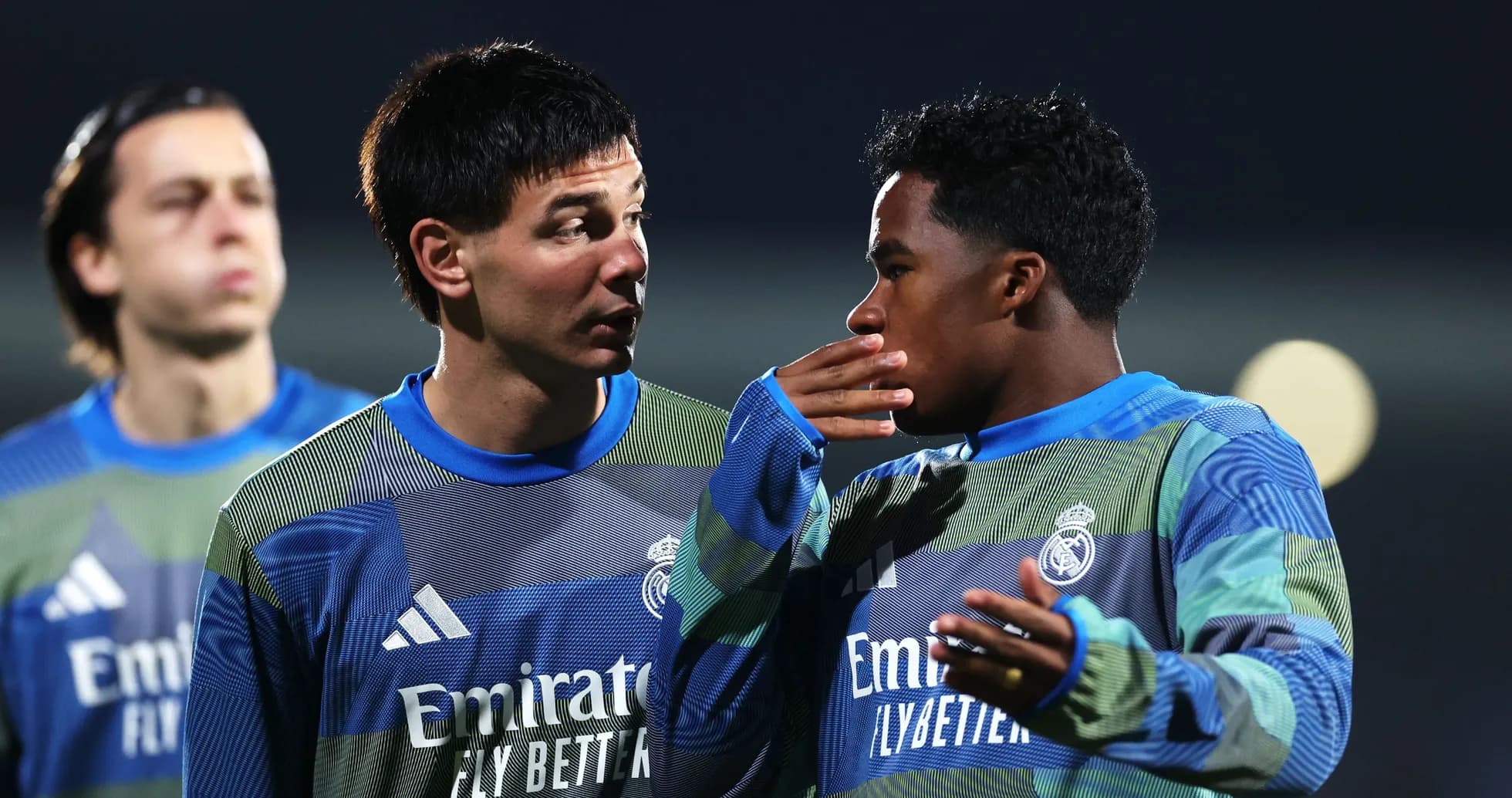 Jugadores de Real Madrid conversando en entrenamiento