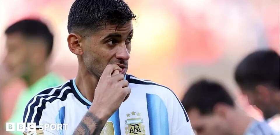 Jugador argentino con camiseta de la selección en el campo