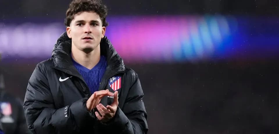Jugador del Atlético de Madrid aplaudiendo en el campo