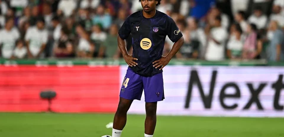 Jugador en posición estática con balón en campo