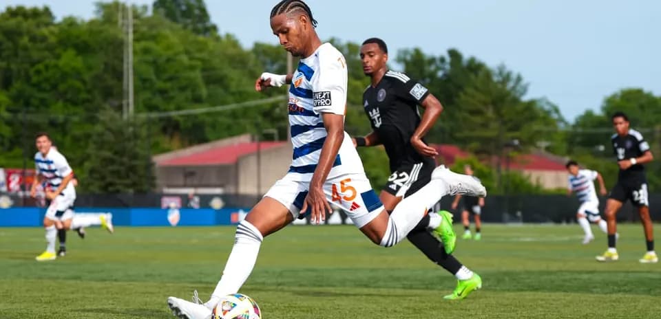 Jugador de Huntsville City ejecutando un tiro