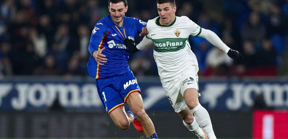 Dos jugadores luchando por el balón en el partido